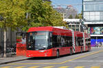 Doppelgelenk Trolleybus 52, auf der Linie 20, bedient am 04.10.2022 die Haltestelle beim Bahnhof Bern.
