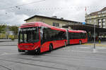 Volvo Hybridbus 223, auf der Linie 10 überquert am 17.04.2023 den Casinoplatz.
