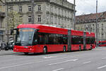Hess Doppelgelenk Trolleybus 54, auf der Linie 20, überquert am 17.04.2023 den Bubenbergplatz.
