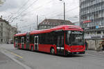 Volvo Hybridbus 234, auf der Tramersatz Linie 6A, fährt am 17.04.2023 zur Haltestelle beim Bahnhof Bern.