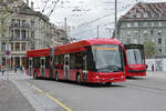 Hess Elektrobus 202, auf der Linie 17, fährt am 17.04.2023 zur Haltestelle beim Bahnhof Bern.