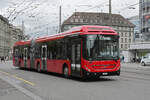 Volvo Hybridbus 214, auf der Linie 19, fährt am 17.04.2023 zur Haltestelle beim Bahnhof Bern.
