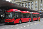 Volvo Hybridbus 880, auf der Linie 19, bedient am 17.04.2023 die Haltestelle beim Casinoplatz.