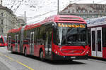 Volvo Hybridbus 881, auf der Linie 10, fährt am 17.04.2023 zur Haltestelle beim Bahnhof Bern.