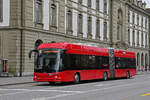 Hess Trolleybus 24, auf der Linie 12, überquert am 17.04.2023 den Bubenbergplatz.