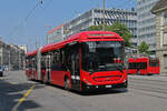 Volvo Hybridbus 234, auf der Linie 10, fährt am 11.06.2025 zur Haltestelle beim Bahnhof Bern.