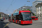 Hess Trolleybus 23, auf der Linie 12, fährt am 11.06.2025 zur Haltestelle beim Bahnhof Bern.