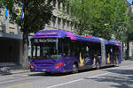 Volvo Hybridbus 211 Moonliner, auf der Linie 10, fährt am 11.06.2025 durch die Bundesgasse. Aufnahme Bern.
