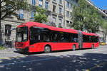 Volvo Hybridbus 891, auf der Tramersatzlinie 8A, fährt am 09.07.2024 durch die Bundesgasse. Aufnahme Bern.