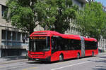 Volvo Hybridbus 881, auf der Linie 10, fährt am 11.06.2025 durch die Bundesgasse. Aufnahme Bern.