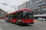 Volvo Hybridbus 227, auf der Linie 10, fährt am 16.10.2025 zur Haltestelle beim Bahnhof Bern.