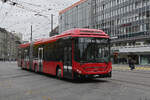 Volvo Hybridbus 234, auf der Linie 10, fährt am 16.10.2025 zur Haltestelle beim Bahnhof Bern.