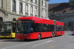 Hess Trolleybus 36, auf der Linie 12, überquert am 18.08.2025 den Bubenbergplatz.