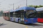 Volvo Hybridbus 889 mit der Werbung für die Versicherungen Atupri und Visana, auf der Linie 19, fährt am 11.06.2025 zur Haltestelle Zytglogge.
