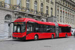 Volvo Hybridbus 890, auf der Linie 10, bedient am 16.10.2025 die Haltestelle beim Bundesplatz.