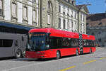 Hess Trolleybus 33, auf der Linie 12, überquert am 18.08.2025 den Bubenbergplatz.