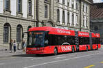 Hess Doppelgelenk Trolleybus 54 mit der Visana Werbung, auf der Linie 20, überquert am 20.04.2026 den Bubenbergplatz.