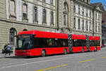 Hess Doppelgelenk Trolleybus 50, auf der Linie 20, überquert am 20.04.2026 den Bubenbergplatz. Aufnahme Bern.