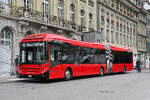 Volvo Hybridbus 227, auf der Linie 10, bedient am 16.10.2025 die Haltestelle beim Bundesplatz. Aufnahme Bern.