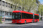 IRIZAR Elektrobus 247, auf der Linie 19, f�hrt am 20.04.2026 durch die Bundesgasse.