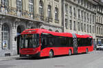 Volvo Hybridbus 886, auf der Linie 10, bedient am 20.04.2026 die Haltestelle beim Bundesplatz.