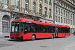 Volvo Hybridbus 219, auf der Linie 10, bedient am 20.04.2026 die Haltestelle beim Bundesplatz. Aufnahme Bern.