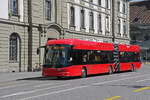 Hess Trolleybus 35, auf der Linie 12, �berquert am 20.04.2026 den Bubenbergplatz. Aufnahme Bern.