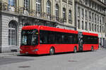 Irizar Elektrobus 246, auf der Linie 19, bedient am 20.04.2026 die Haltestelle beim Bundesplatz. Aufnahme Bern.