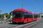 Volvo Hybridbus 886, auf der Linie 10, �berquert am 20.04.2026 die Kornhausbr�cke.