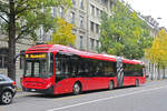 Volvo Hybridbus 881, auf der Tramersatzlinie 3A, f�hrt am 16.10.2025 durch die Bundesgasse.