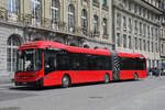 Volvo Hybridbus 236, auf der Linie 10, bedient am 20.04.2026 die Haltestelle beim Bundesplatz.