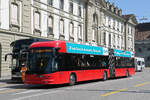 Hess Trolleybus 28, auf der Linie 12, �berquert am 18.08.2025 den Bubenbergplatz.