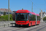 Volvo Hybridbus 236, auf der Linie 10, �berquert am 20.04.2026 die Kornhausbr�cke.
