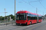 Volvo Hybridbus 238, auf der Linie 10, �berquert am 15.06.2026 die Kornhausbr�cke. Aufnahme Bern.