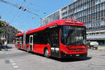 Volvo Hybridbus 215, auf der Linie 17, f�hrt am 15.06.2026 zur Haltestelle beim Bahnhof Bern.