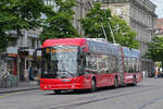 Hess Trolleybus 27, auf der Linie 12, f�hrt am 15.06.2026 zur Haltestelle beim Bahnhof Bern.