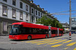 Hess Doppelgelenk Trolleybus 44, auf der Linie 20, verl�sst am 15.06.2026 die Haltestelle beim Bahnhof Bern.