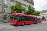 Volvo Hybridbus 877, auf der Linie 10, f�hrt am 15.06.2026 zur Haltestelle beim Bahnhof Bern.