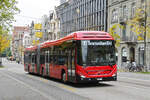 Volvo Hybridbus 236, auf der Linie 10, f�hrt am 16.10.2025 zur Haltestelle Hirschengraben.