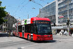 Hess Trolleybus 27, auf der Linie 12, f�hrt am 15.06.2026 zur Haltestelle beim Bahnhof Bern.