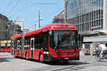 Volvo Hybridbus 887, auf der Linie 10, f�hrt am 15.06.2026 zur Haltestelle beim Bahnhof Bern.