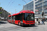 Volvo Hybridbus 216, auf der Linie 10, f�hrt am 15.06.2026 zur Haltestelle beim Bahnhof Bern.