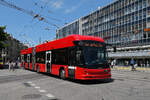 Hess Trolleybus 36, auf der Linie 12, f�hrt am 15.06.2026 zur Haltestelle beim Bahnhof Bern.