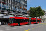 Hess Doppelgelenk Trolleybus 49, auf der Linie 20, �berquert am 15.06.2026 den Bubenbergplatz Richtung Haltestelle Schanzenstrasse. Aufnahme Bern.
