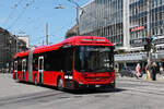 Volvo Hybridbus 234, auf der Linie 10, f�hrt am 15.06.2026 zur Haltestelle beim Bahnhof Bern.