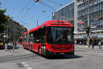 Volvo Hybridbus 223, auf der Linie 10, f�hrt am 15.06.2026 zur Haltestelle beim Bahnhof Bern.