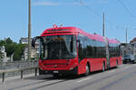 Volvo Hybridbus 887, auf der Linie 10, �berquert am 15.06.2026 die Kirchenfeldbr�cke. Aufnahme Bern.