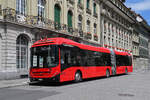 Volvo Hybridbus 230, auf der Linie 10, bedient am 15.06.2026 die Haltestelle beim Bundesplatz.