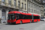 Volvo Hybridbus 231, auf der Linie 19, bedient am 20.04.2026 die Haltestelle beim Bundesplatz in Bern.
