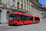 Volvo Hybridbus 223, auf der Linie 10, bedient am 15.06.2026 die Haltestelle beim Bundesplatz in Bern.